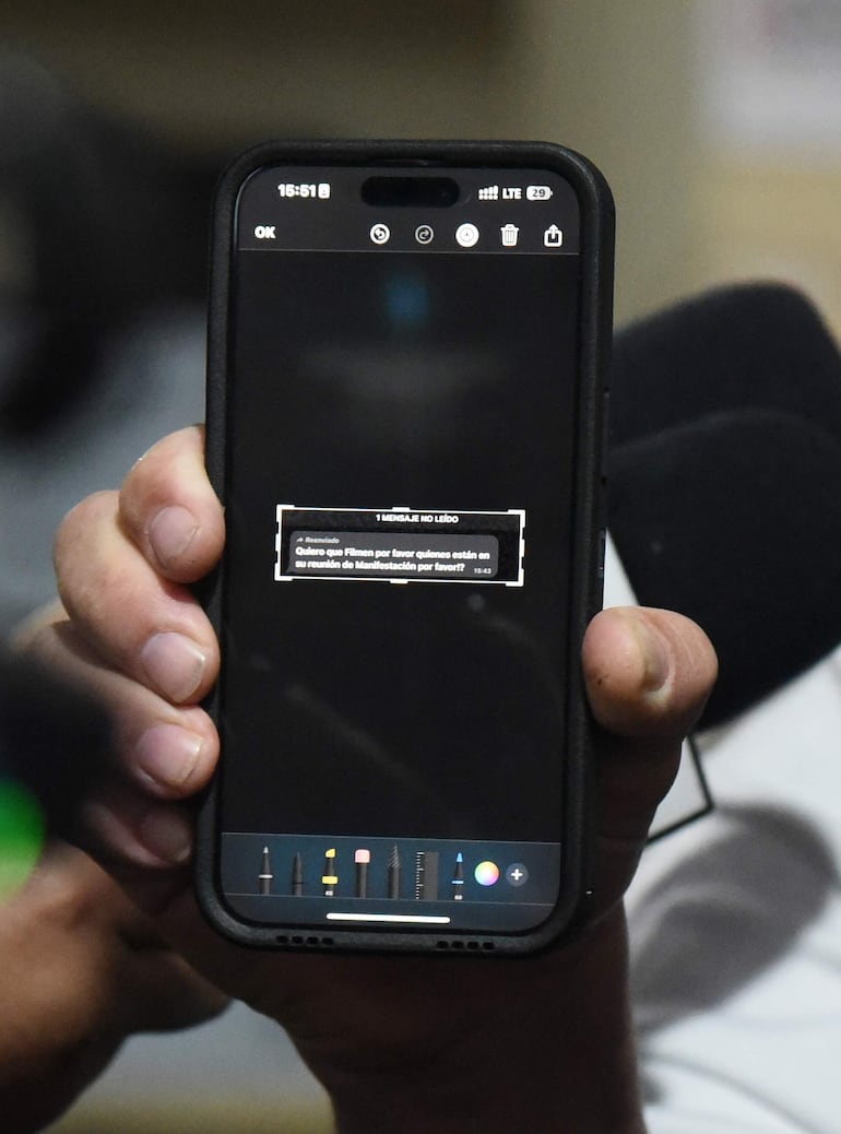 Permisionarios del Mercado 4 de Asunción muestran mensajes durante conferencia de prensa.