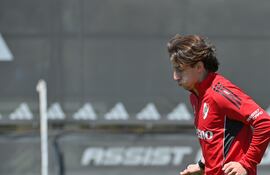El paraguayo Matías Galarza Fonda, durante la sesión de entrenamiento con el plantel de River Plate de Argentina.