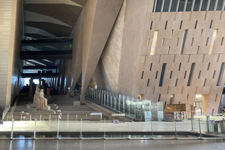 Imagen de las escaleras decoradas con las estatuas de reyes faraónicos que comunican con las grandes galerías del nuevo Gran Museo Egipcio (GEM) en El Cairo.