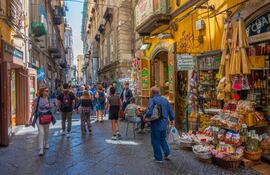 Centro histórico del Nápoles, Italia.
