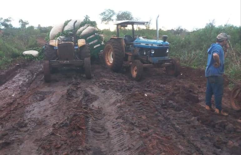 Yerbateros de Paso Yobái denuncian calvario para sacar su producción por el pésimo estado de los caminos.