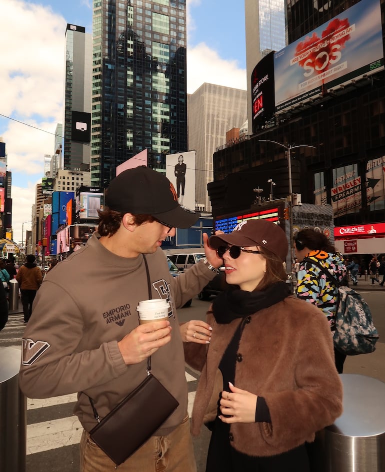 Matías Galarza y Jessica Marecos en Times Square. (Instagram/Jessica Marecos)