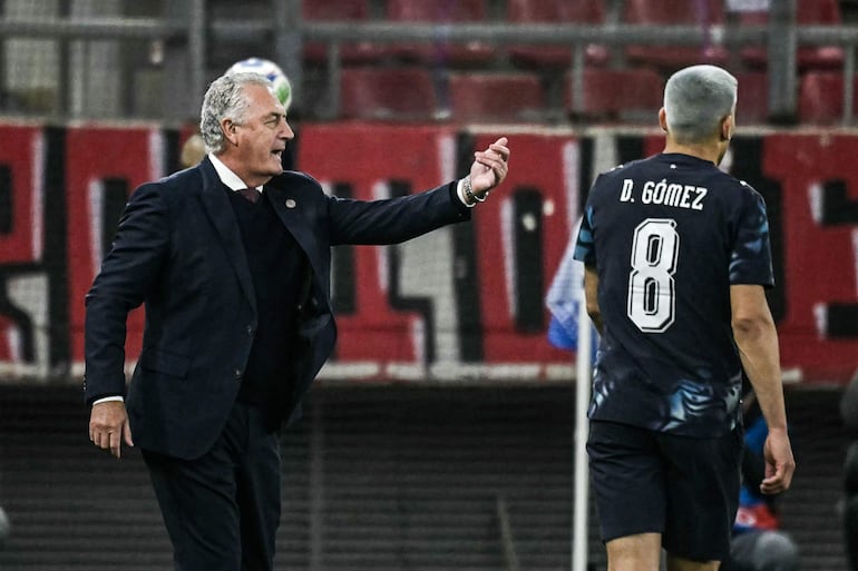 Alfaro celebra el presente de Diego Gómez y abraza al “Kaku” en su dolor