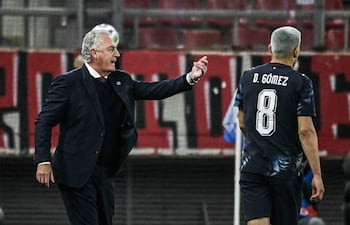 El entrenador argentino de la selección de Paraguay, Gustavo Alfaro, gesticula (izq.) durante un partido de fútbol amistoso entre Grecia y Paraguay en el Estadio Georgios Karaiskakis en Atenas.