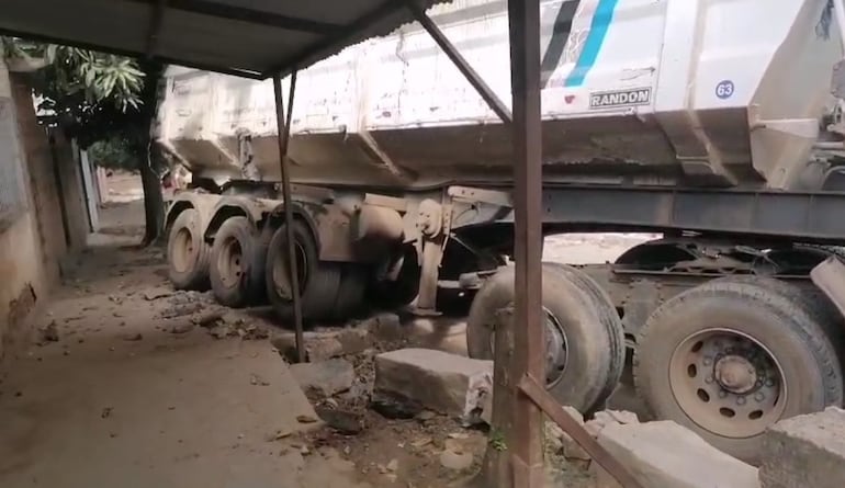 Video: vecinos de Cateura viven en zozobra por camiones de basura que causan accidentes