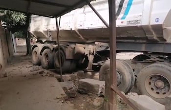 Camión recolector de basura causó accidente frente a Cateura.
