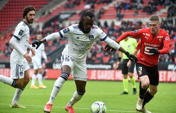 (FILES) Bordeaux's Honduran forward Alberth Elis (L) fights for the ball with Rennes' French defender Adrien Truffert (R) during the French L1 football match between Stade Rennais FC and Bordeaux at The Roazhon Park Stadium in Rennes, western France on January 16, 2022. Girondins de Bordeaux's Honduran striker Alberth Elis (C) was still in hospital in the morning of February 25, 2024, according to media reports, after sustaining a head injury during an aerial duel at the start of Febraury 24's Ligue 2 match against Guingamp. (Photo by JEAN-FRANCOIS MONIER / AFP)