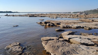 Una gran cantidad de roca sale a la superficie en el puerto de Villeta. Foto, Higinio R. Ruiz Díaz Segovia.