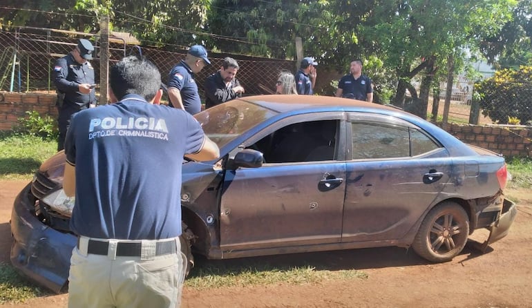 Los uniformados verifican el rodado de la víctima que sufrió 23 impactos de bala.