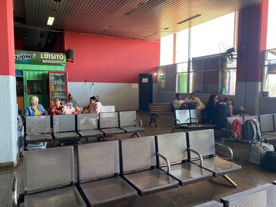 Algunos ciudadanos extranjeros y locales se encuentran varados en la Terminal de Ómnibus ante la falta de transporte por el Censo Nacional. Son viajeros que llegaron desde el exterior del país en esta madrugada.