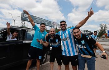 Hinchas de Racing posaron el pasado viernes, en el paso fronterizo de José Falcón, a unos 48km de Asunción (Paraguay).