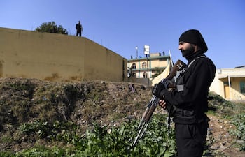 Un soldado paquistaní fuera de una mezquita, luego del atentado en Islamabad.