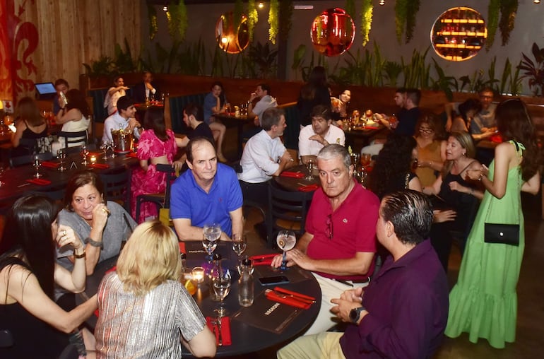 Un lugar donde se fusionan sabores con experiencias memorables. Desde sus exquisitos platos grill hasta su variada oferta de sushi y bebidas en el bar, Negroni Grill satisface los paladares más exigentes.