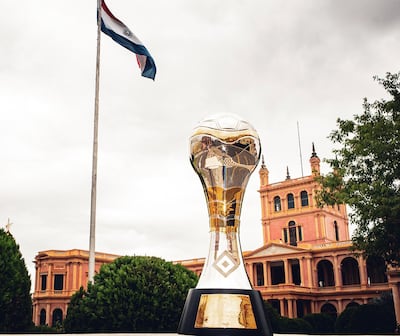 El trofeo de la Copa Paraguay, al pie del Palacio de López.