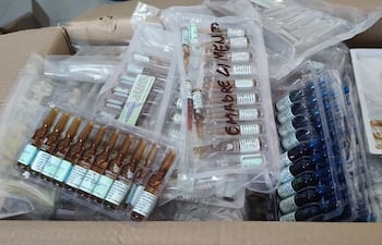 Elementos incautados en investigación por presunta violación de derechos de marcas.