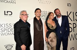Bill Condon, Tonatiuh, Jennifer López y Ben Affleck posando juntos antes de la proyección de "El beso de la mujer araña" en Nueva York. (Slaven Vlasic/Getty Images/AFP)