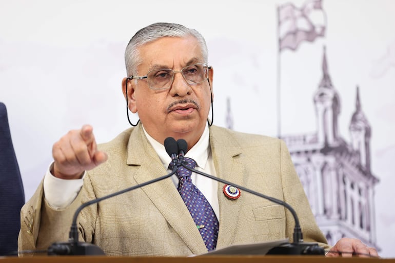 AME7030. ASUNCIÓN (PARAGUAY), 13/09/2026.- El ministro de Salud de Paraguay, Isaías Fretes, habla durante una conferencia de prensa este domingo en Asunción (Paraguay). El presidente de Paraguay, Santiago Peña, designó a Isaías Fretes como nuevo ministro de Salud y Bienestar Social en sustitución de María Teresa Barán, y en medio del conflicto laboral entre su Gobierno y los médicos del sector público, que demandan subidas salariales y otras mejoras. EFE/ Juan Pablo Pino