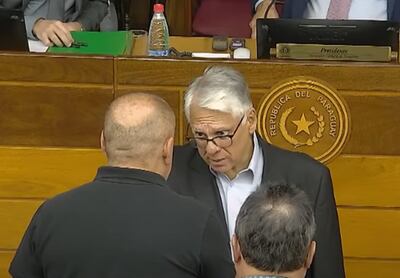 El senador Ignacio Iramai (PEN) al igual que al senador Tony  Barrios (HC) también reclamó al senador Basilio "Bachi" Núñez (ANR, HC) su falta de código.