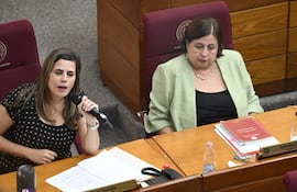 Las senadoras Kattya González (PEN) y Esperanza Martínez (Frente Guasu).