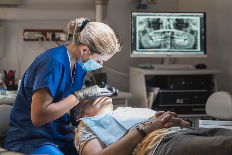 Tratamiento odontológico en la clínica DS. Foto: Dental Studio.
