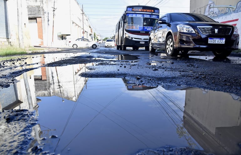 Foto de bache en la calle Cerro Cora entre Hernandarias y ColonHoy 10 de Marzo de 2026Gustavo Machado