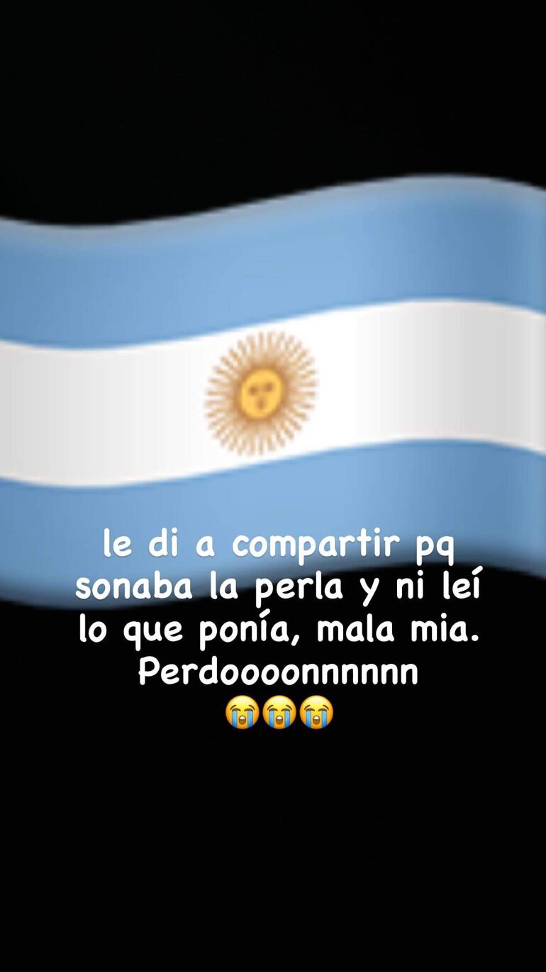 Mensaje escrito de Rosalía, con texto de disculpas sobre un error de compartir contenido, sobre fondo de bandera argentina.
