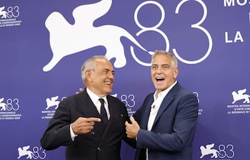 George Clooney y el director del Festival de Cine de Venecia, Alberto Barbera, en la conferencia de prensa previa a la ceremonia de apertura del festival.