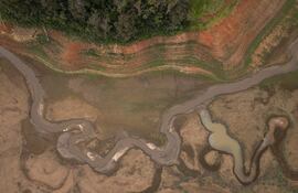 Fotografía aérea donde se observa el embalse Jaguari-Jacareí en la ciudad de Joanopolis (Brasil). El mayor reservorio del estado de São Paulo enfrenta los efectos de tres años consecutivos de lluvias por debajo del promedio histórico.