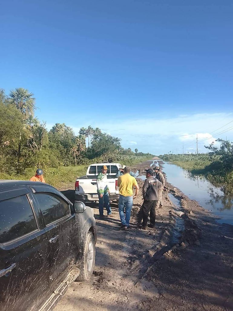 El jefe departamental, discute acciones para supuesta reparacion del camino.