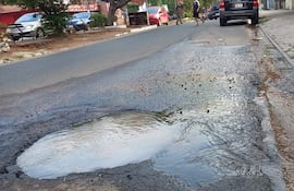 El caño roto formó un pozo de agua en Bruno Guggiari y Las Palmas.