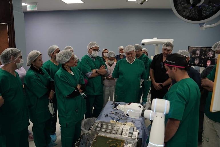 Jorge Brítez, presidente del IPS, observa el primer neuronavegador del país para cirugías de alta complejidad.