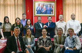 Miguel del Puerto junto a Raúl Latorre, luego de ser electo nuevo líder de bancada de Honor Colorado.