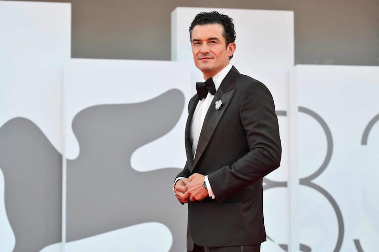 El actor británico Orlando Bloom lució un clásico esmoquin en la red carper del Venice Film Festival. (Stefano RELLANDINI / AFP)