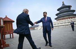 El presidente de China, Xi Jinping (d) recibe al mandatario estadounidense, Donald Trump, en Pekín.