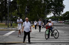 Las empresas de autobuses públicos de Buenos Aires reducirán desde hoy la frecuencia de su servicio, una práctica conocida en Paraguay como “regulada”. ¿La razón? “Aumento intempestivo” de los precios de los combustibles. (archivo)