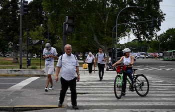 Las empresas de autobuses públicos de Buenos Aires reducirán desde hoy la frecuencia de su servicio, una práctica conocida en Paraguay como “regulada”. ¿La razón? “Aumento intempestivo” de los precios de los combustibles. (archivo)