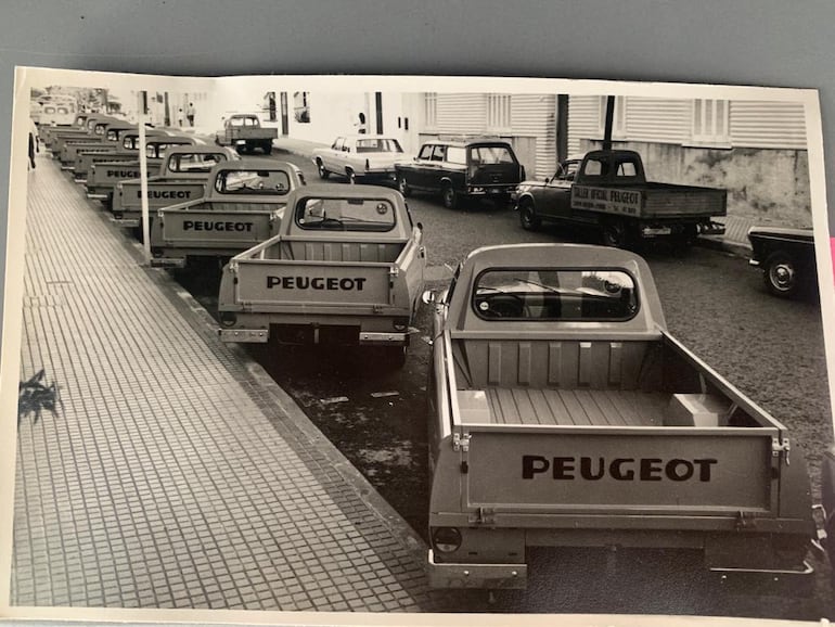Los primeros utilitarios Peugeot frente a la oficina central de Automaq en los años 60.