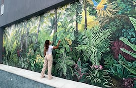 Verónica Aramí Cabañas pinta murales con alma transformando espacios en obras de arte.
