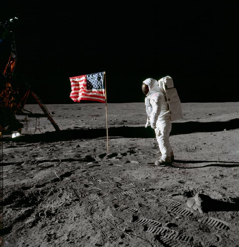 El astronauta Edwin E. Aldrin Jr., junto a la bandera de los Estados Unidos durante una actividad extravehicular de Apolo 11 en la superficie lunar. 24 de julio de 1969.