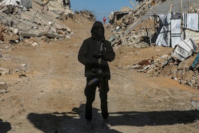 Un combatiente de las Brigadas Al Quds durante la búsqueda de cuerpos de rehenes israelíes en Yabalia, en el norte de la Franja de Gaza, el pasado 1 de diciembre.