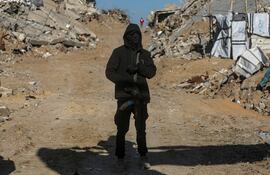 Un combatiente de las Brigadas Al Quds durante la búsqueda de cuerpos de rehenes israelíes en Yabalia, en el norte de la Franja de Gaza, el pasado 1 de diciembre.