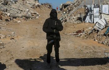 Un combatiente de las Brigadas Al Quds durante la búsqueda de cuerpos de rehenes israelíes en Yabalia, en el norte de la Franja de Gaza, el pasado 1 de diciembre.