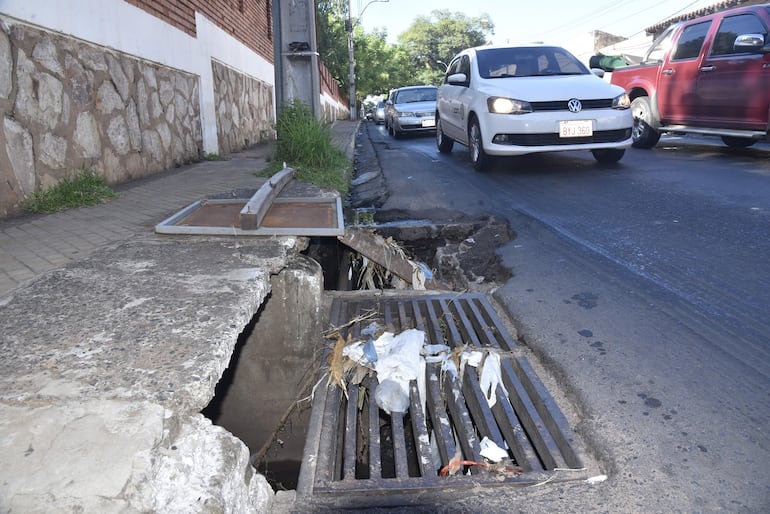 Profundo y peligroso sumidero pluviale abierto en Choferes  del Chaco y Mcal Lopez.