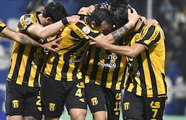 Los futbolistas de Guaraní celebran un gol en el partido frente a 2 de Mayo de Pedro Juan Caballero por la primera fecha del torneo Clausura 2025 de la Primera División de Paraguay en el estadio Luis Salinas, en Itauguá.