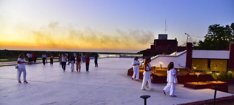 Los asistentes disfrutaron de un hermoso atardecer a orillas del río Paraguay.