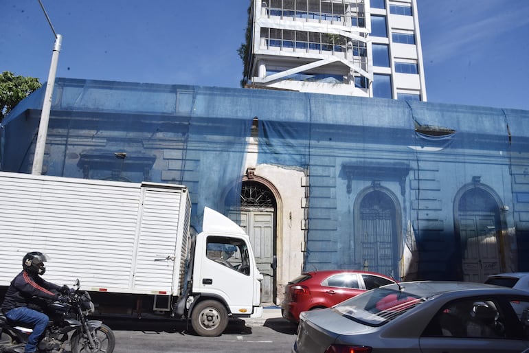 Fachada de la Casa Zanotti, que debió ser intervenida por la Municipalidad de Asunción.