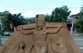 Oscar "Arena" lidera una impresionante obra de arte efímero en la ciudad de Cerrito.