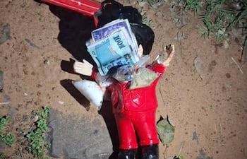 Uno de los muñecos encontrados en la zona tenía billetes falsos y bolsitas con una especie de polvo blanco