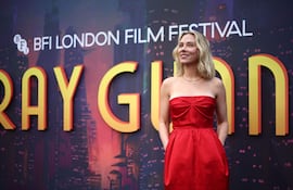 ¡De rojo! La actriz estadounidense Scarlett Johansson posa en la alfombra roja a su llegada al estreno mundial de la película "Ray Gunn" en el Royal Festival Hall de Londres durante el Festival de Cine de Londres. (Henry Nicholls / AFP)