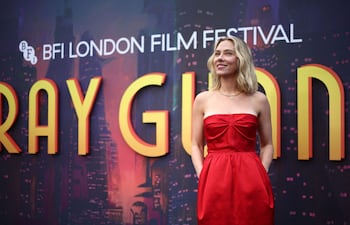 ¡De rojo! La actriz estadounidense Scarlett Johansson posa en la alfombra roja a su llegada al estreno mundial de la película "Ray Gunn" en el Royal Festival Hall de Londres durante el Festival de Cine de Londres. (Henry Nicholls / AFP)
